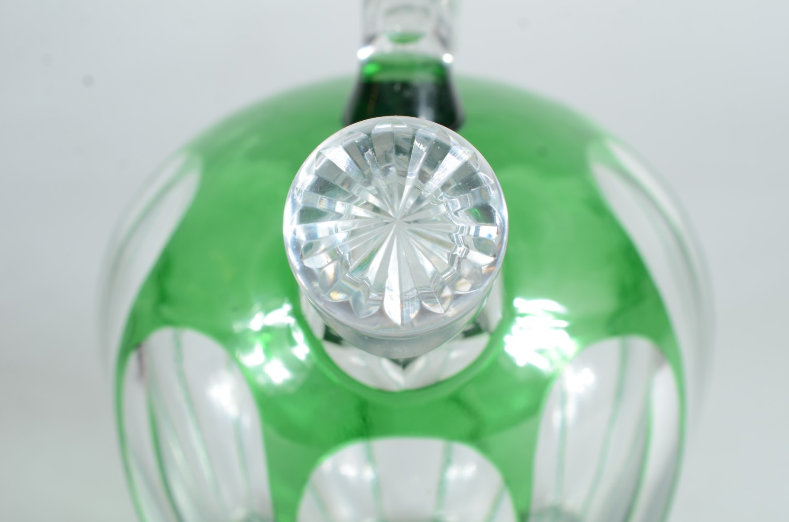 Garrafa de cristal europeu doublé verde facetada, feitio arredondado... - foto 4 de 6