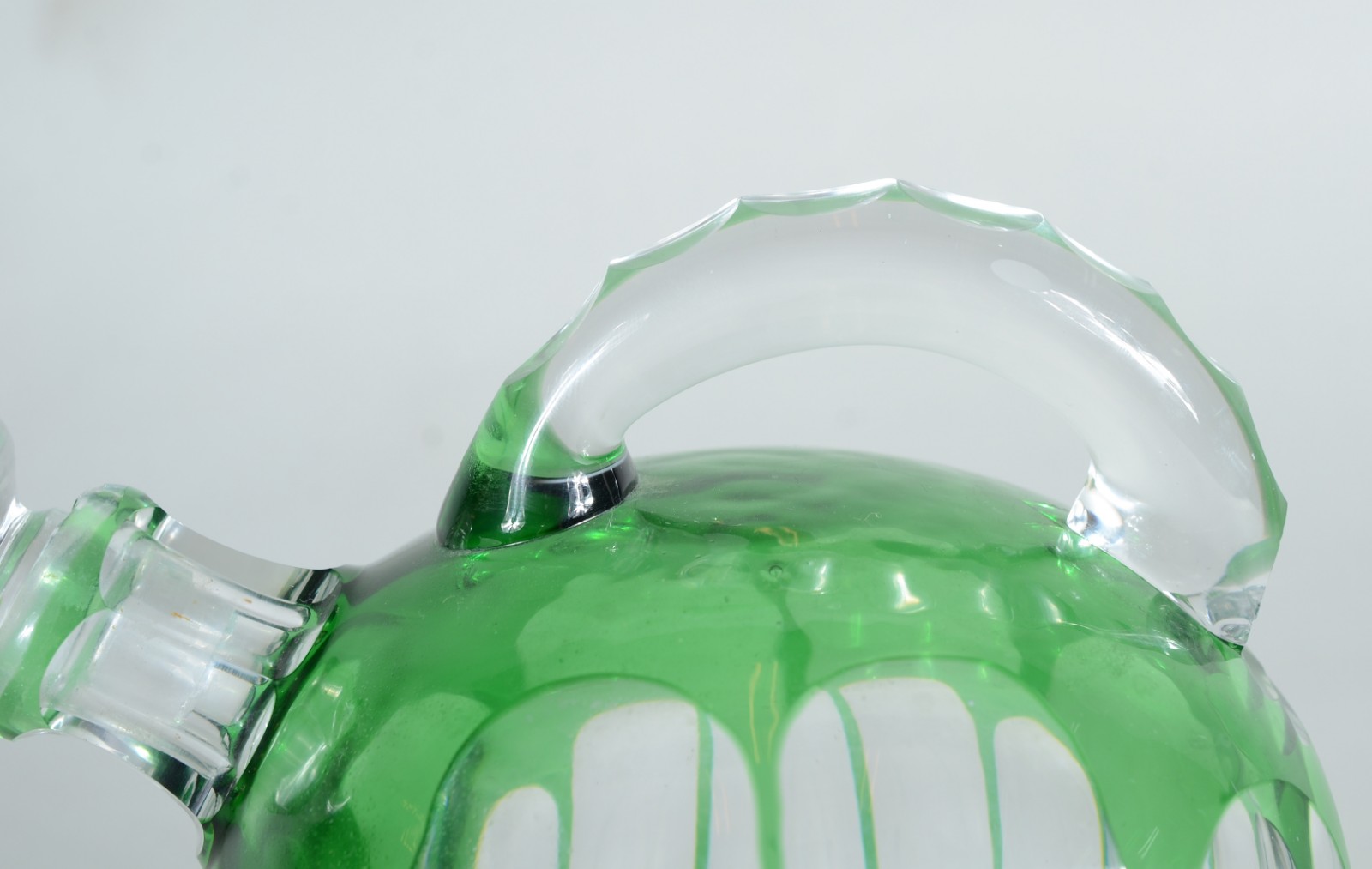 Garrafa de cristal europeu doublé verde facetada, feitio arredondado... - foto 5 de 6