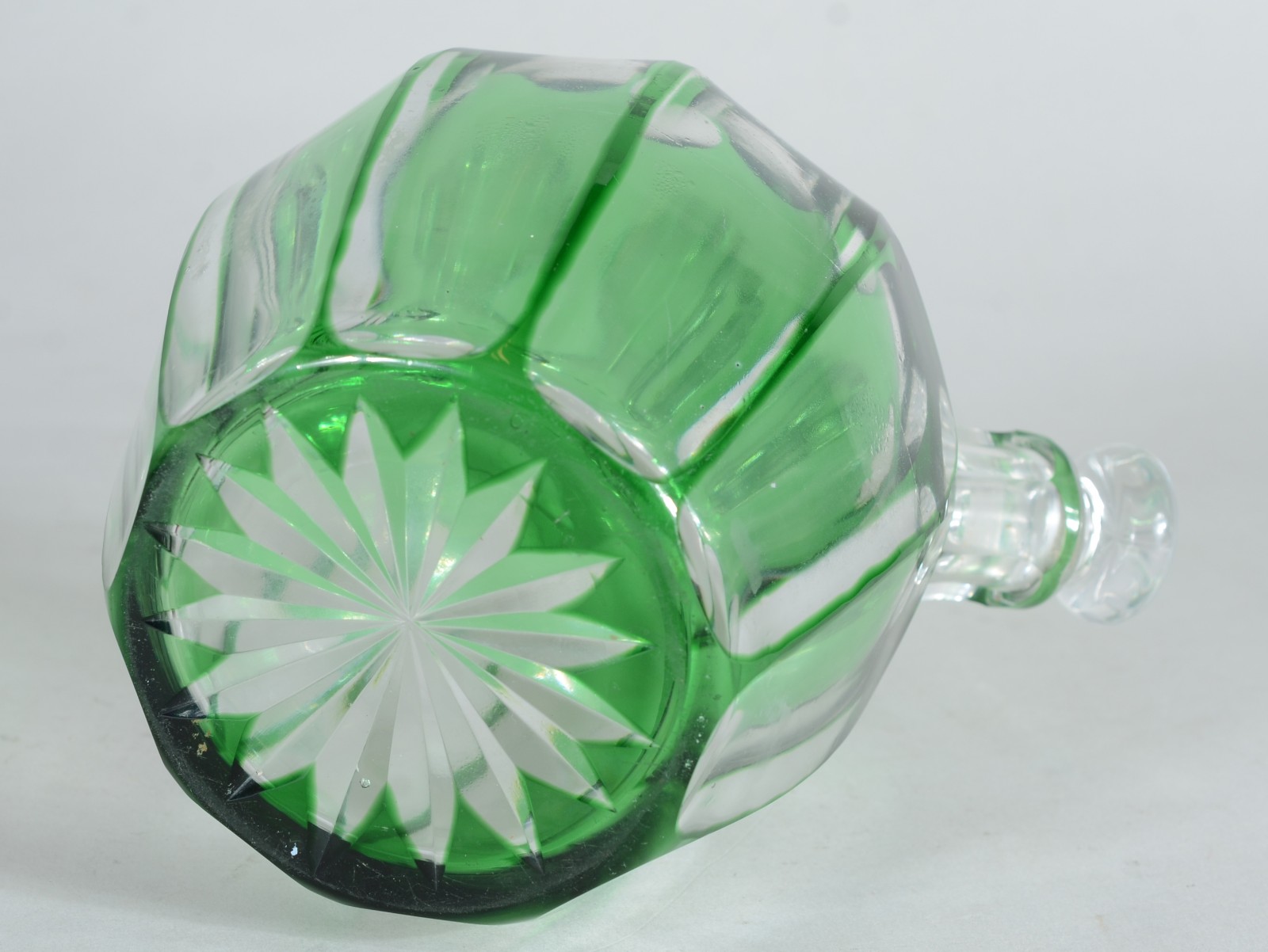 Garrafa de cristal europeu doublé verde facetada, feitio arredondado... - foto 6 de 6
