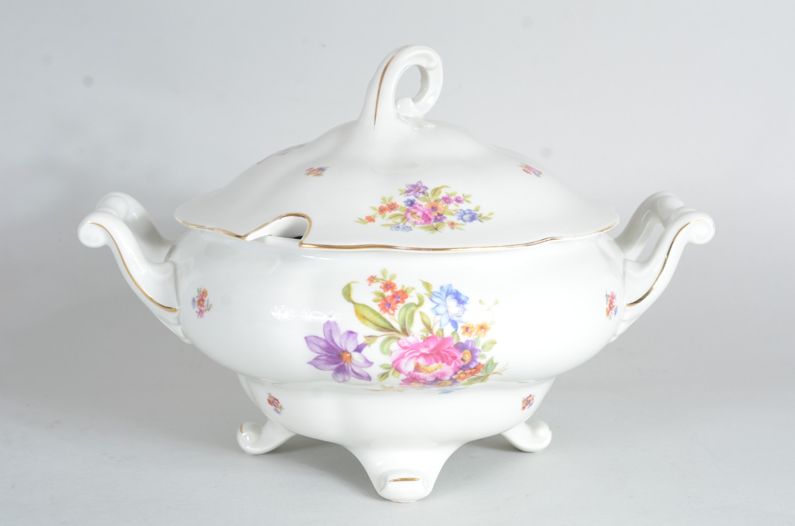 Sopeira de porcelana Polonesa decorada com flores em policromia. - foto 1 de 8