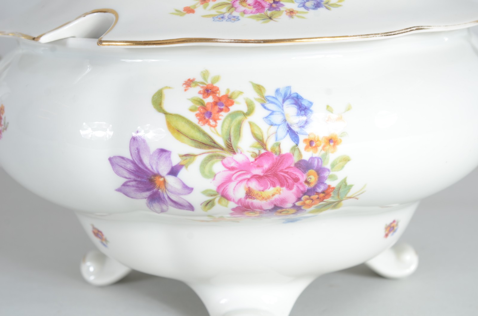 Sopeira de porcelana Polonesa decorada com flores em policromia. - foto 2 de 8