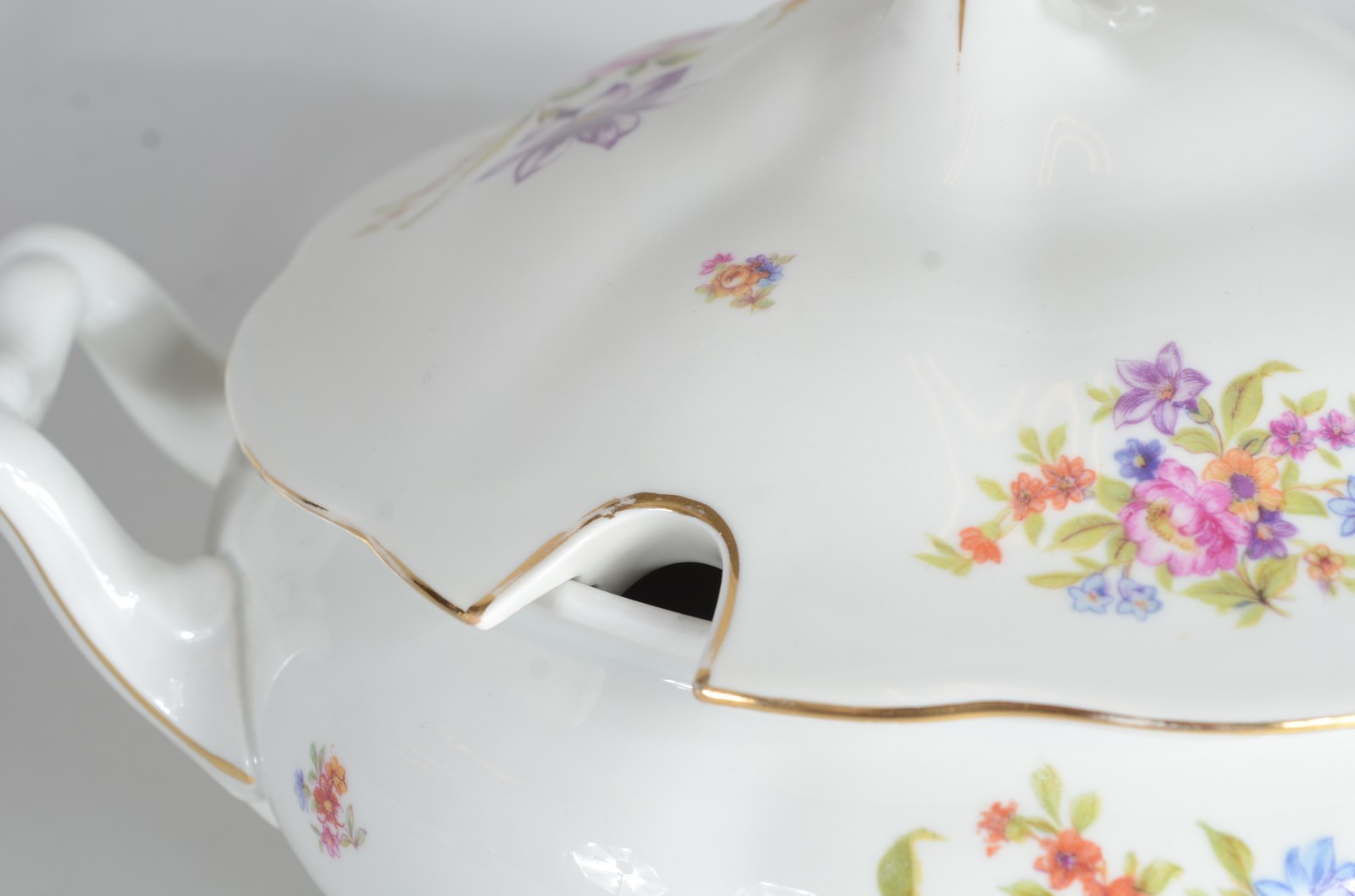 Sopeira de porcelana Polonesa decorada com flores em policromia. - foto 3 de 8
