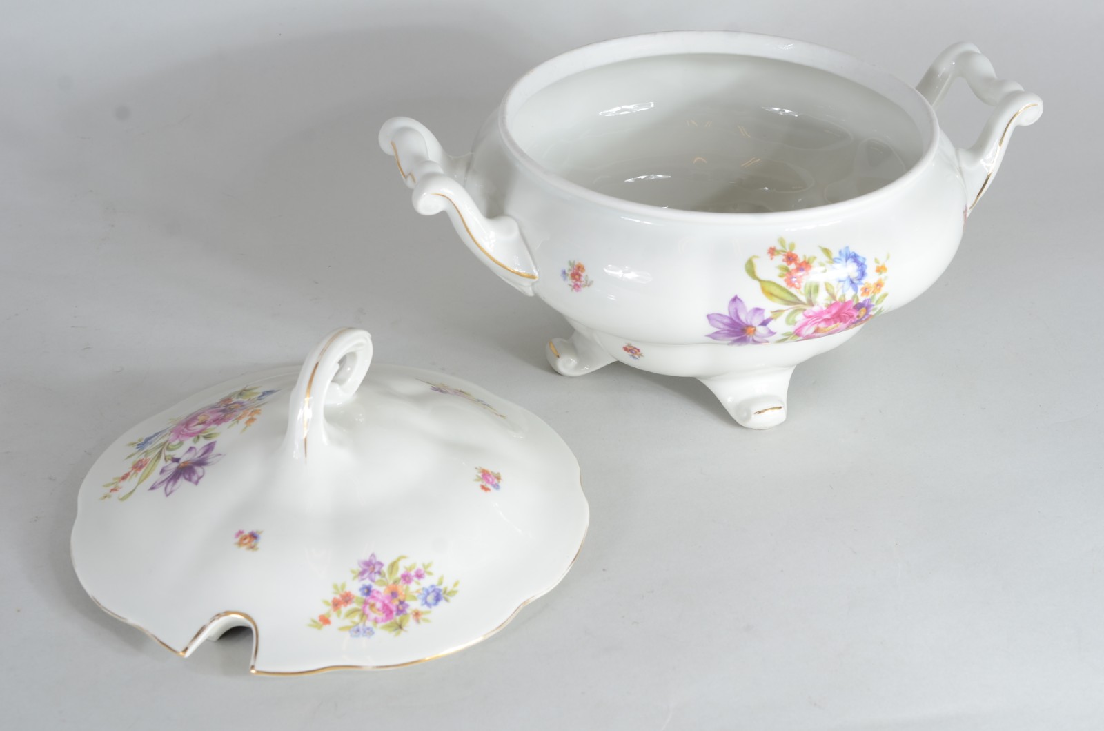 Sopeira de porcelana Polonesa decorada com flores em policromia. - foto 4 de 8