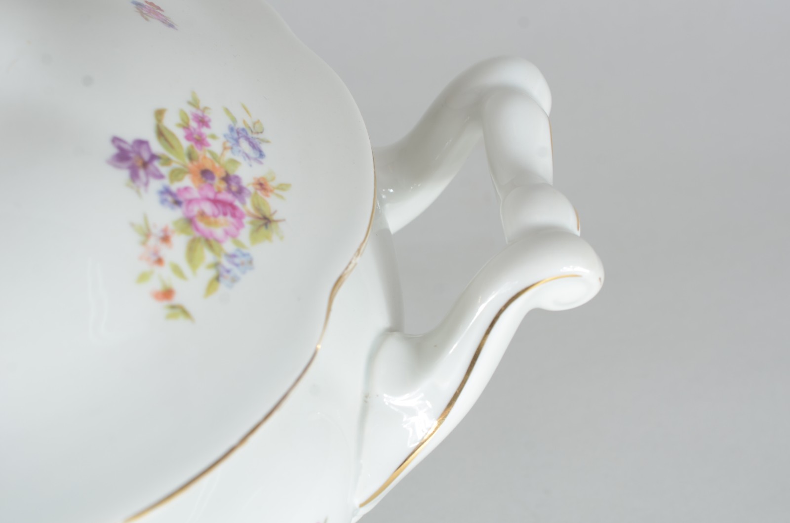 Sopeira de porcelana Polonesa decorada com flores em policromia. - foto 5 de 8
