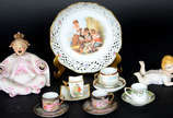 Oito peças de porcelana, sendo  5 xícaras diver... - Oito peças de porcelana, sendo  5 xícaras diversas para café com pires, uma fruteira da Bavaria decorada com figuras em policromia e borda vazad...