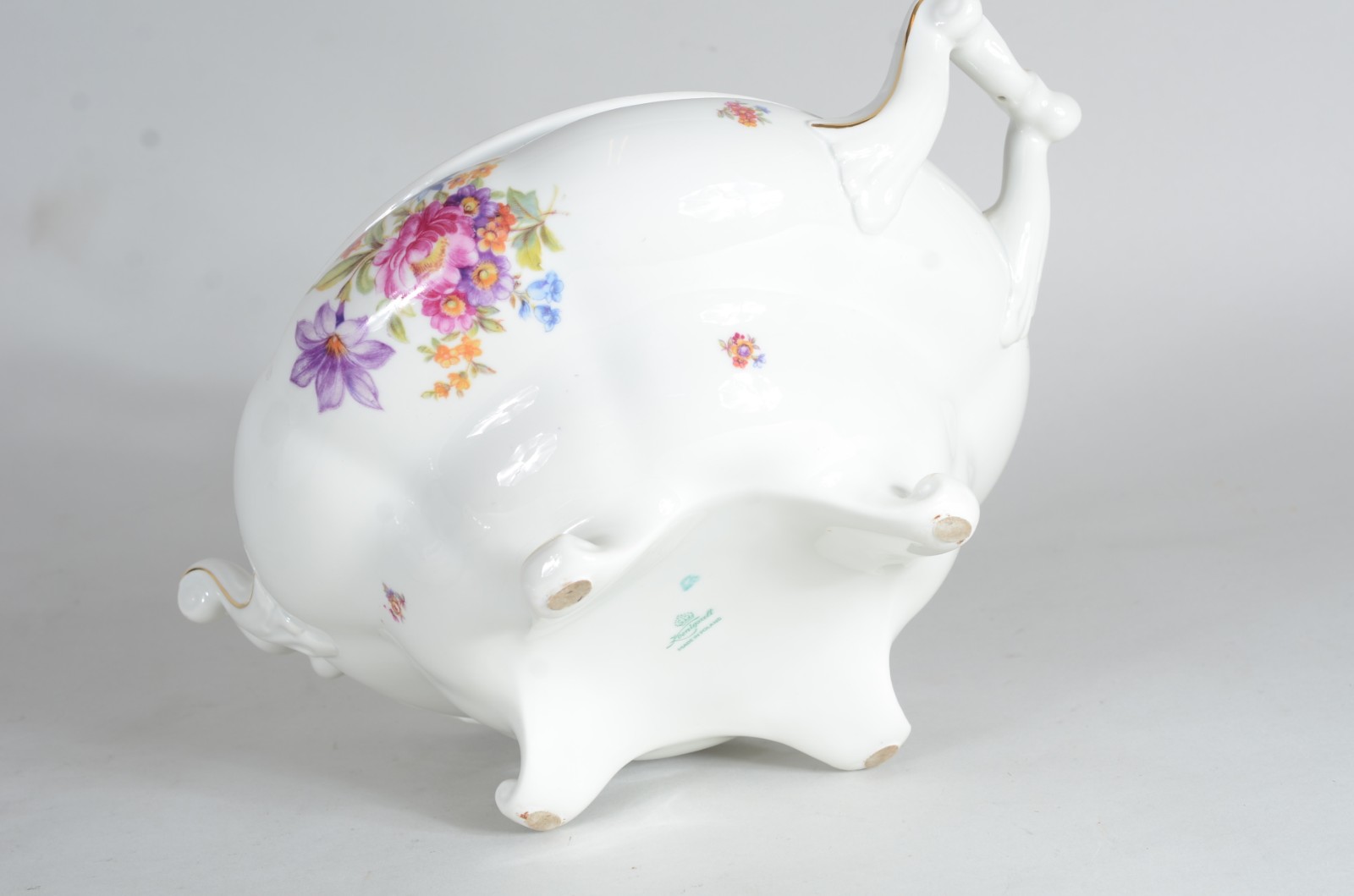 Sopeira de porcelana Polonesa decorada com flores em policromia. - foto 7 de 8