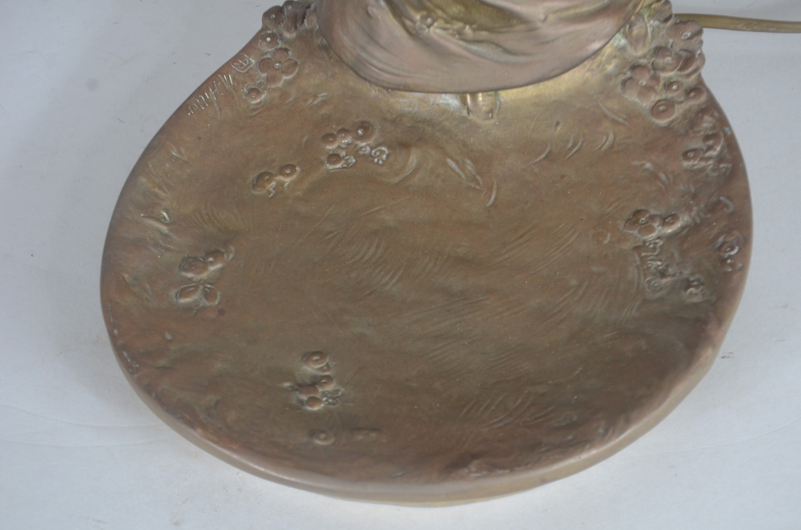 Luminária de bronze com figuras de crianças sob árvore. Faltando as... - foto 7 de 8