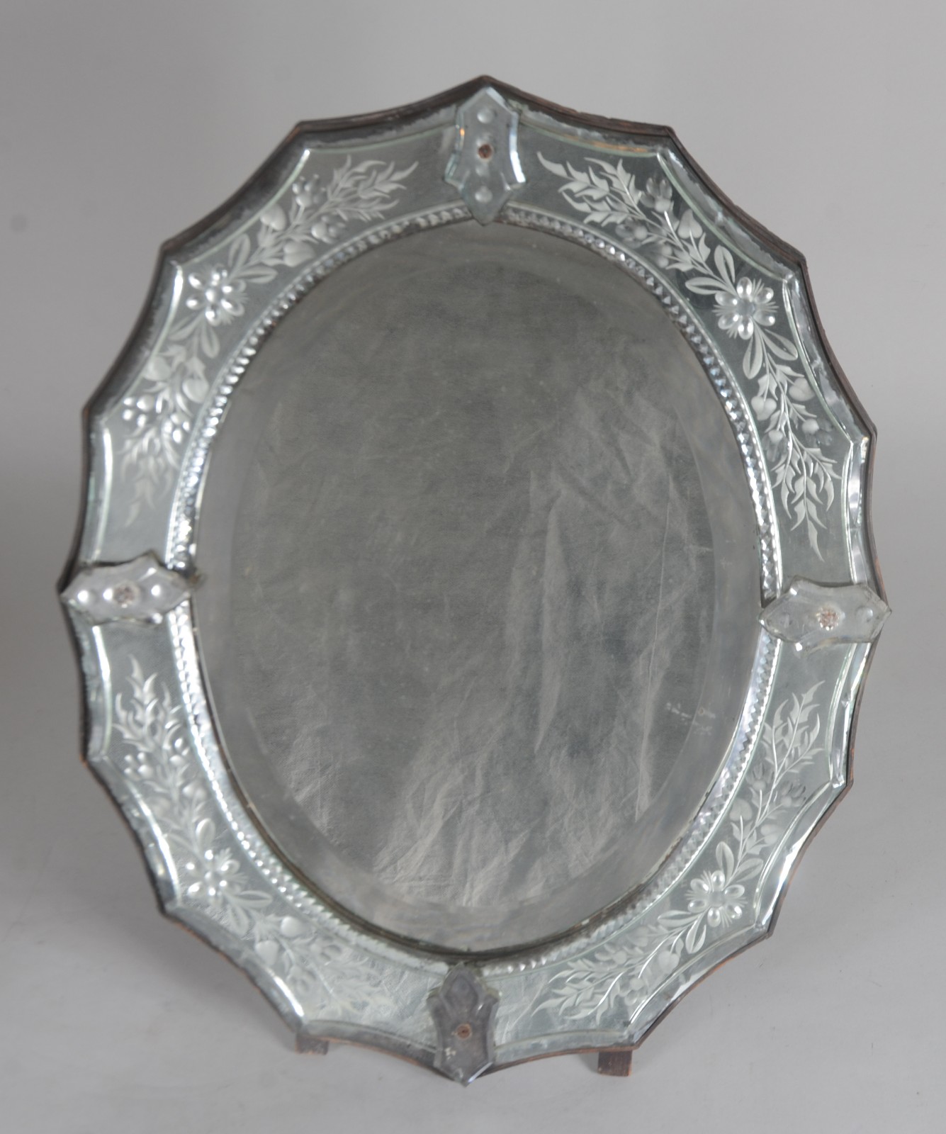 Espelho de mesa de cristal bisotado feitio oval. - foto 1 de 5