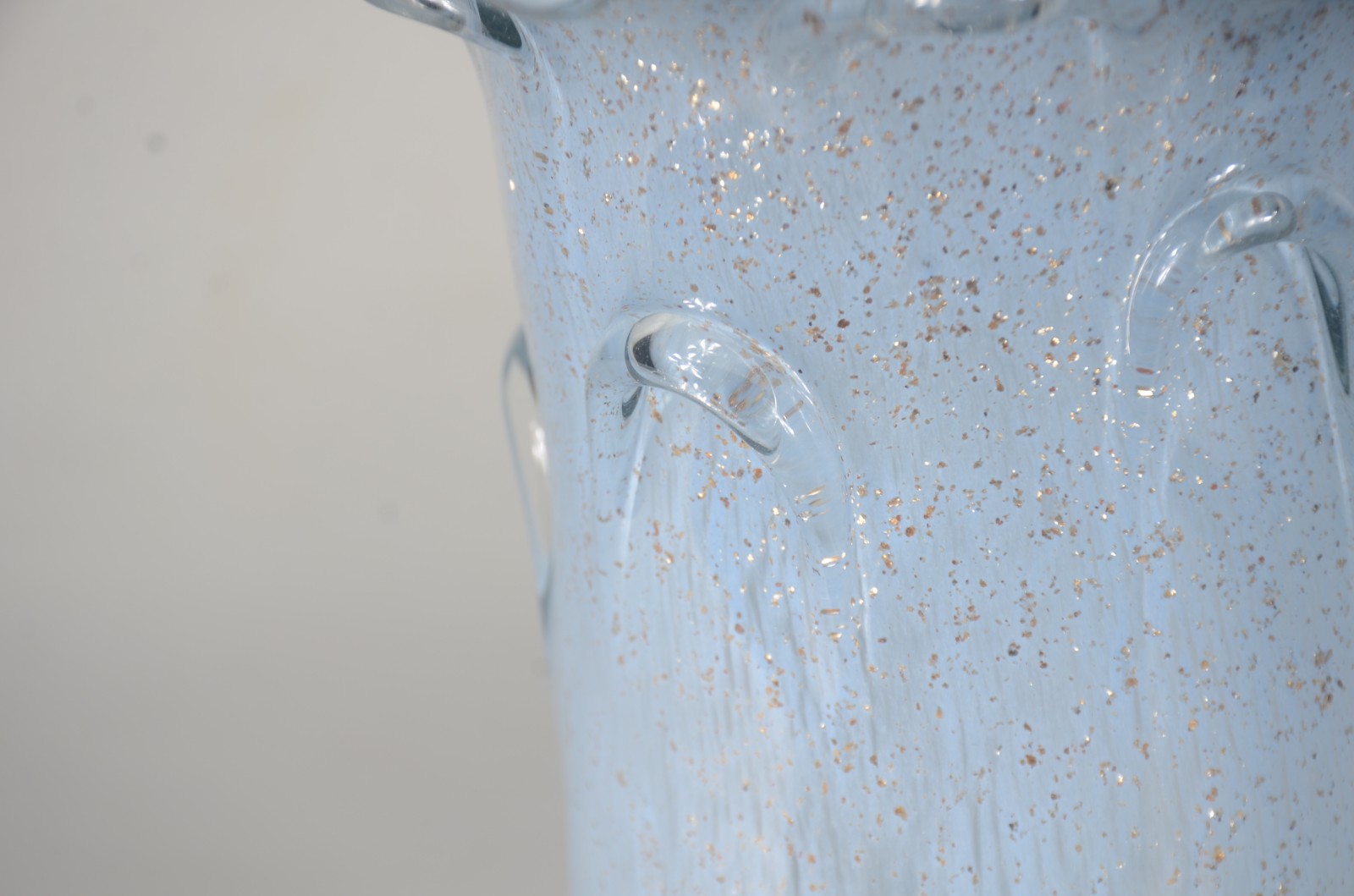 Vaso de vidro decorativo na cor azul com pó de ouro. - foto 3 de 6