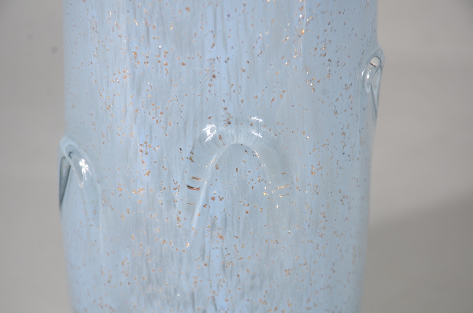 Vaso de vidro decorativo na cor azul com pó de ouro. - foto 4 de 6