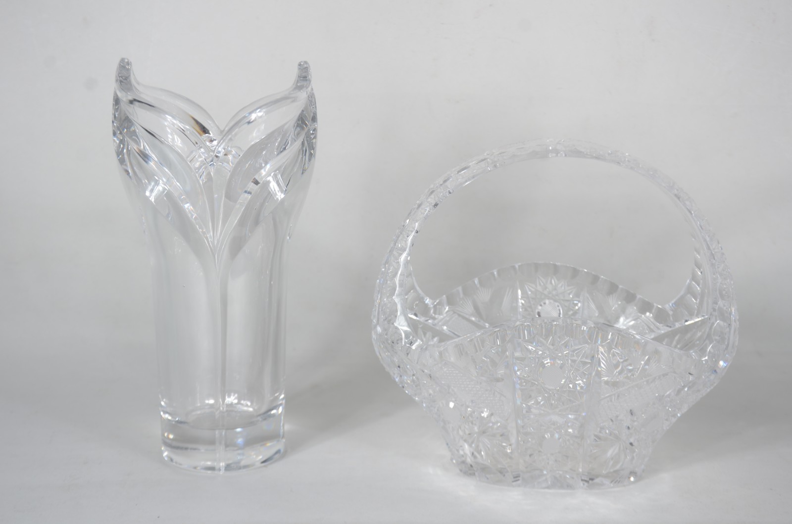 Duas peças de cristal, sendo: vaso e uma cesta. - foto 1 de 8