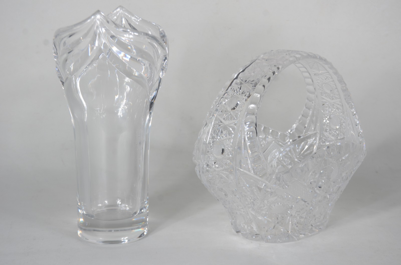 Duas peças de cristal, sendo: vaso e uma cesta. - foto 2 de 8