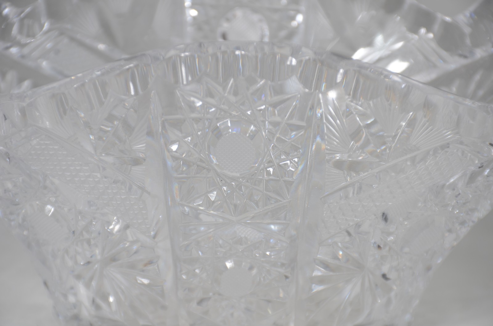 Duas peças de cristal, sendo: vaso e uma cesta. - foto 5 de 8