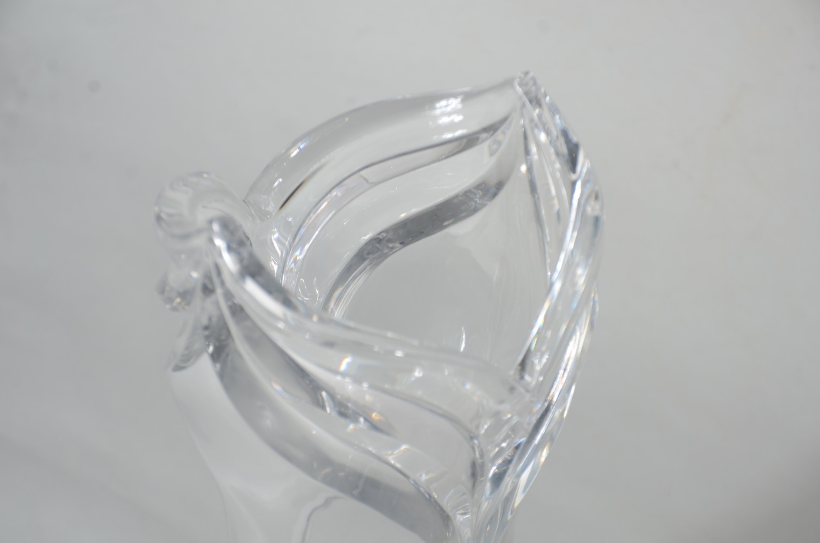 Duas peças de cristal, sendo: vaso e uma cesta. - foto 6 de 8