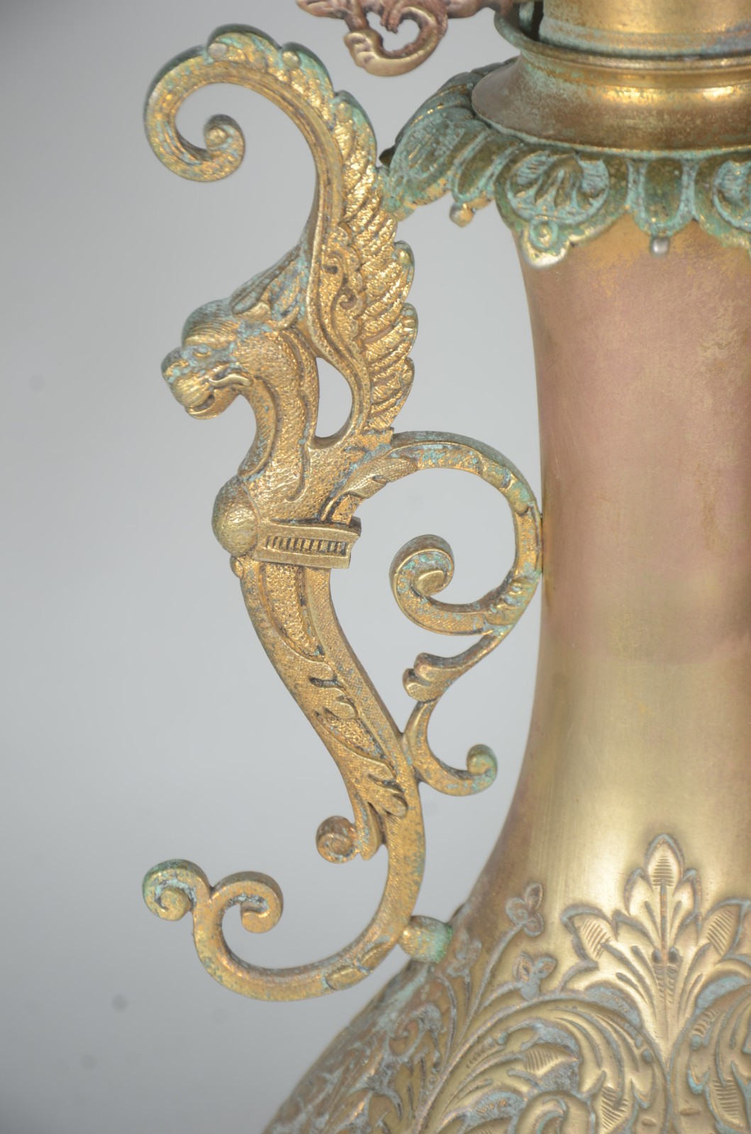 Par de abatjoures de metal dourado ricamente trabalhados em relevo... - foto 6 de 9
