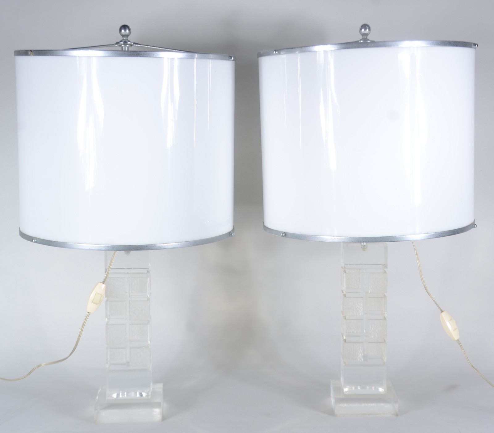 Par de abatjoures de acrílico transparentes e cúpulas na cor branca... - foto 1 de 7