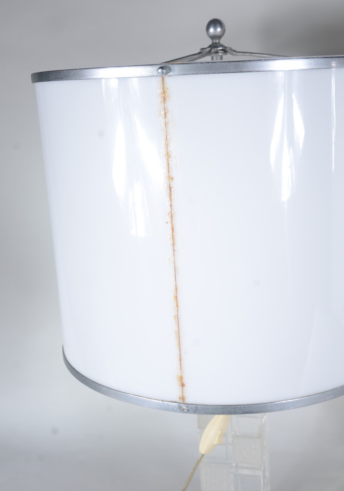 Par de abatjoures de acrílico transparentes e cúpulas na cor branca... - foto 4 de 7