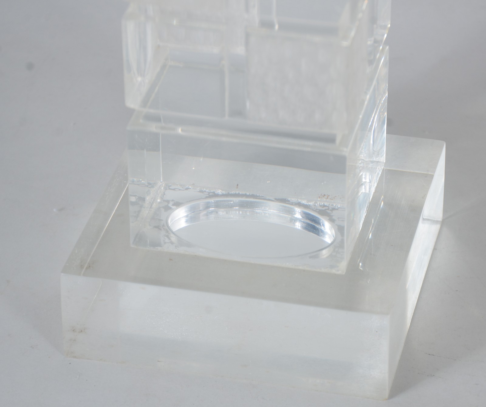Par de abatjoures de acrílico transparentes e cúpulas na cor branca... - foto 5 de 7