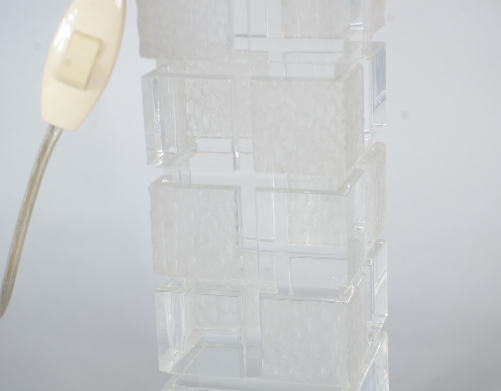 Par de abatjoures de acrílico transparentes e cúpulas na cor branca... - foto 6 de 7
