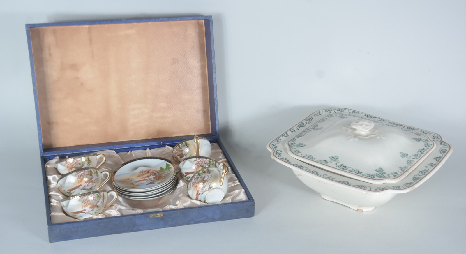 Diversas peças, sendo: conjunto com 6 xícaras com pires de porcelana... - foto 1 de 11