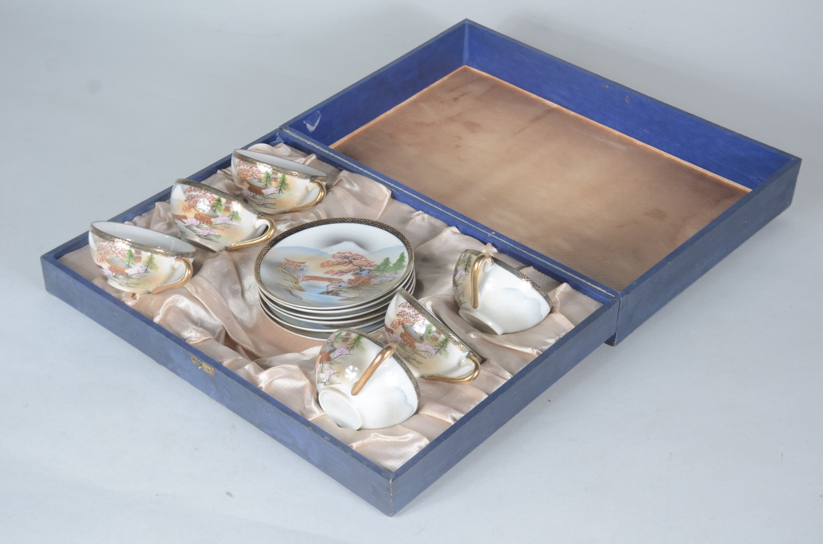 Diversas peças, sendo: conjunto com 6 xícaras com pires de porcelana... - foto 2 de 11