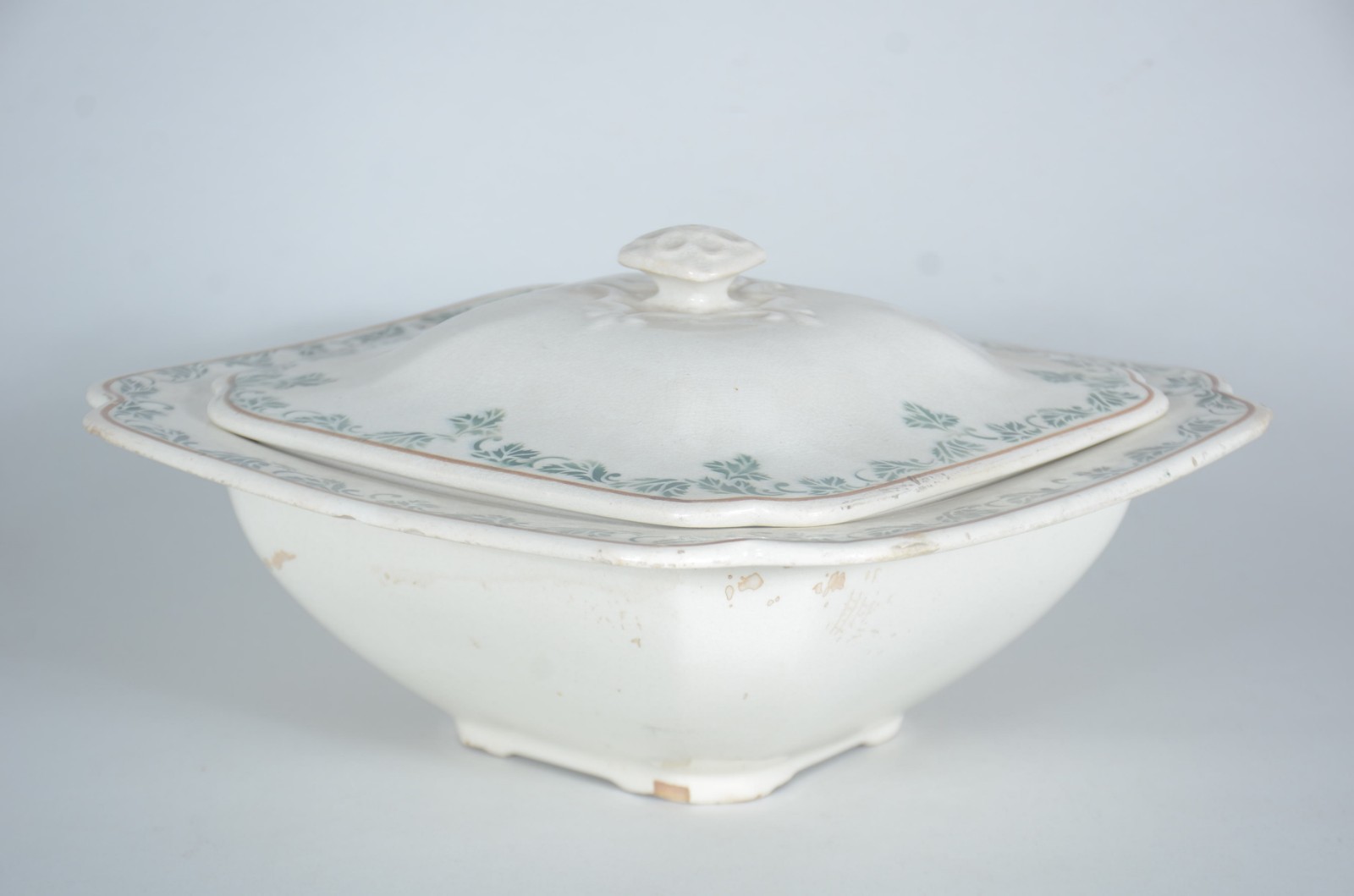 Diversas peças, sendo: conjunto com 6 xícaras com pires de porcelana... - foto 3 de 11