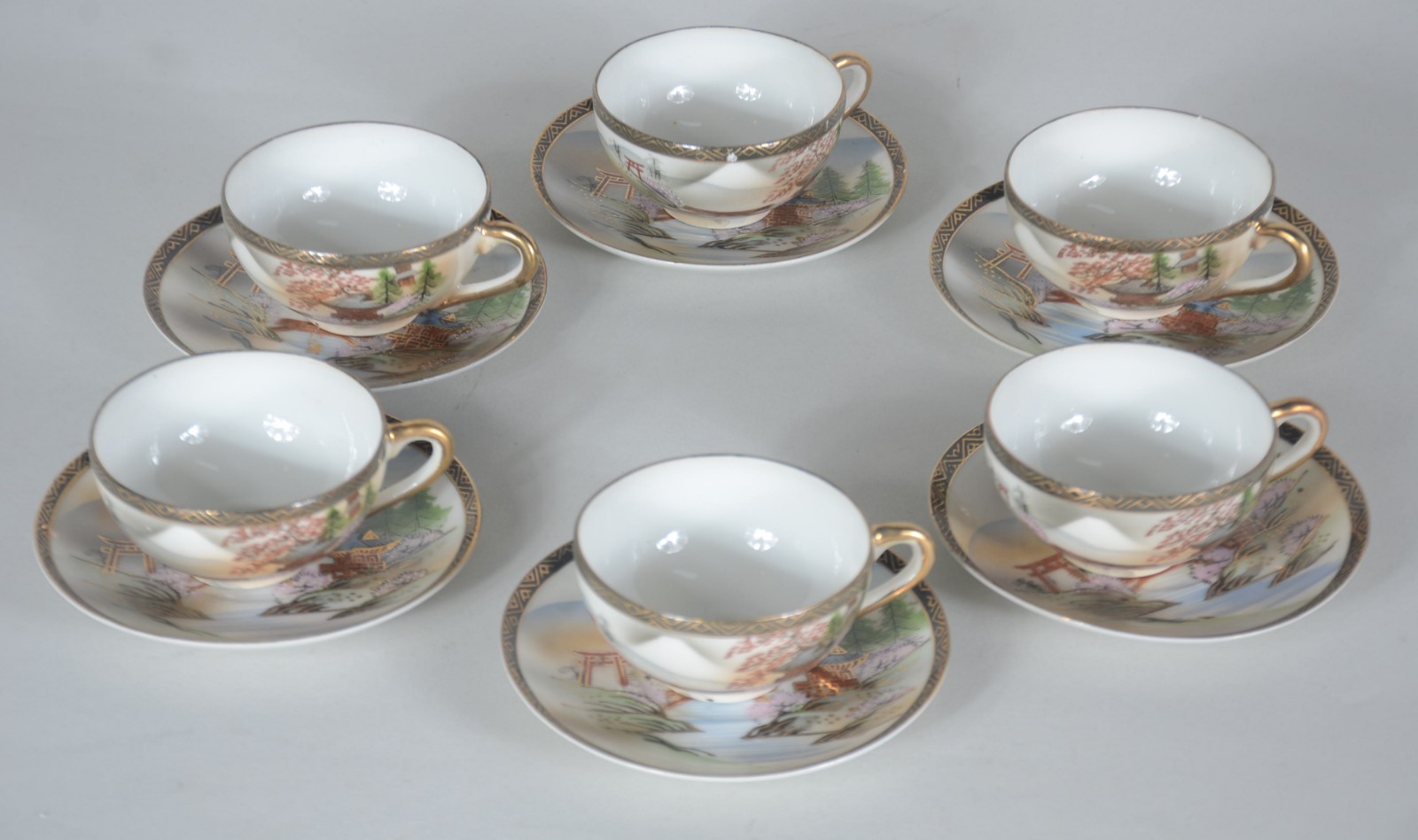 Diversas peças, sendo: conjunto com 6 xícaras com pires de porcelana... - foto 4 de 11
