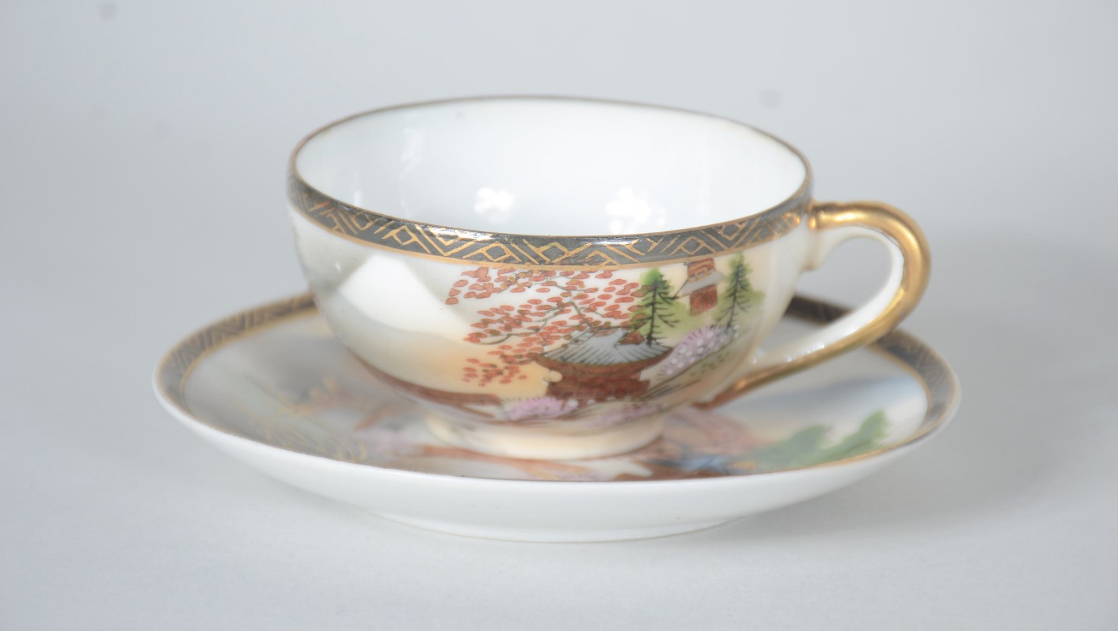 Diversas peças, sendo: conjunto com 6 xícaras com pires de porcelana... - foto 5 de 11