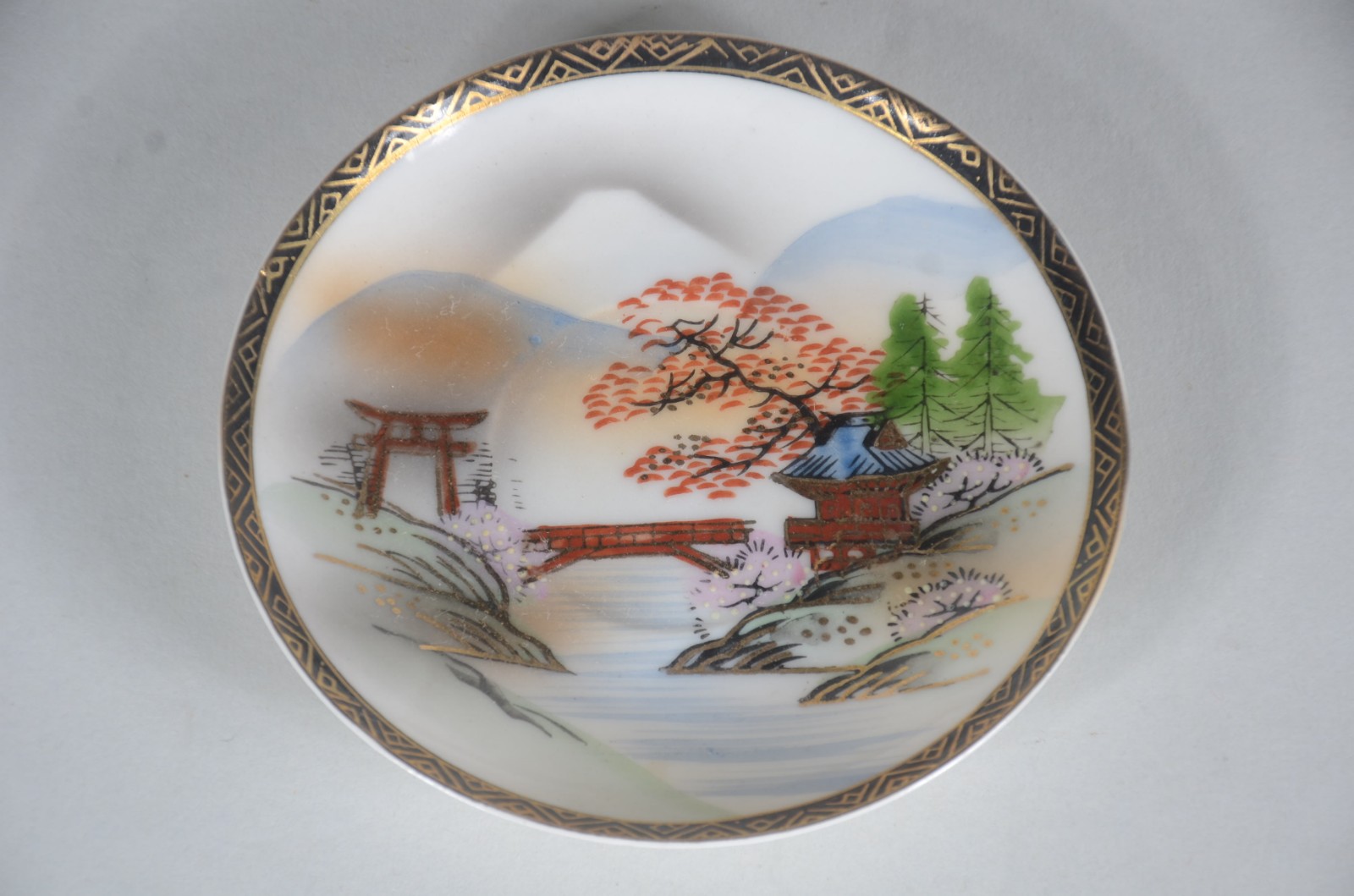 Diversas peças, sendo: conjunto com 6 xícaras com pires de porcelana... - foto 6 de 11