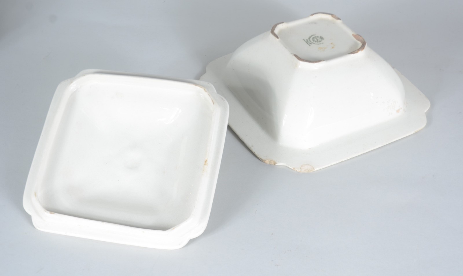 Diversas peças, sendo: conjunto com 6 xícaras com pires de porcelana... - foto 8 de 11