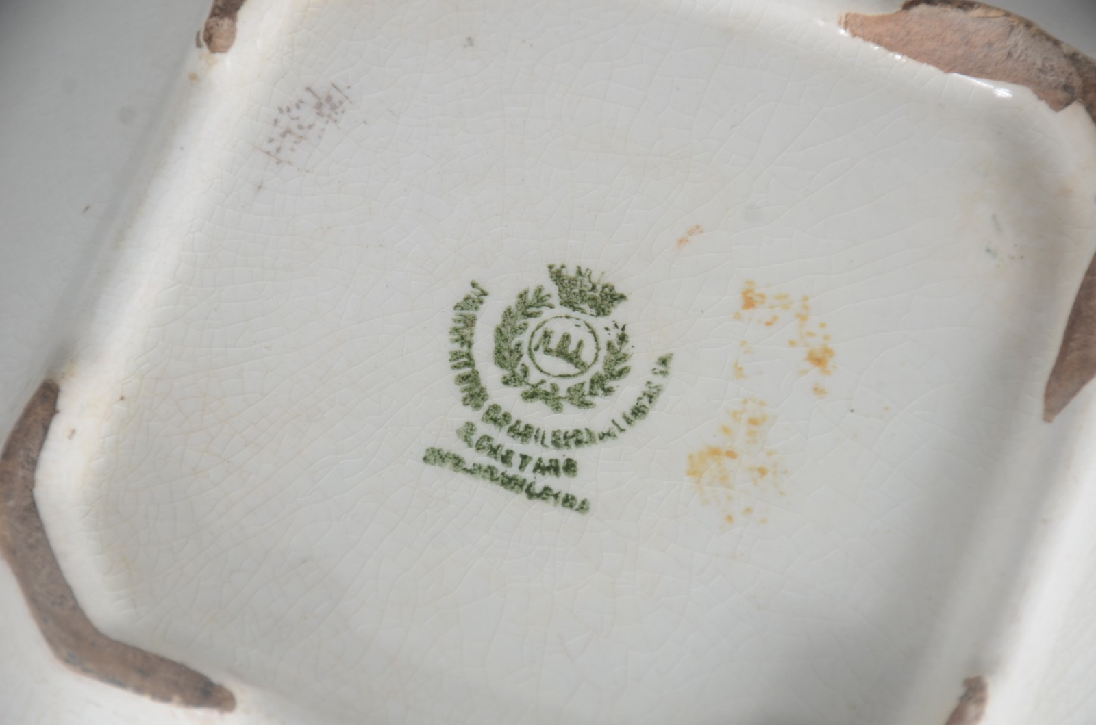 Diversas peças, sendo: conjunto com 6 xícaras com pires de porcelana... - foto 9 de 11
