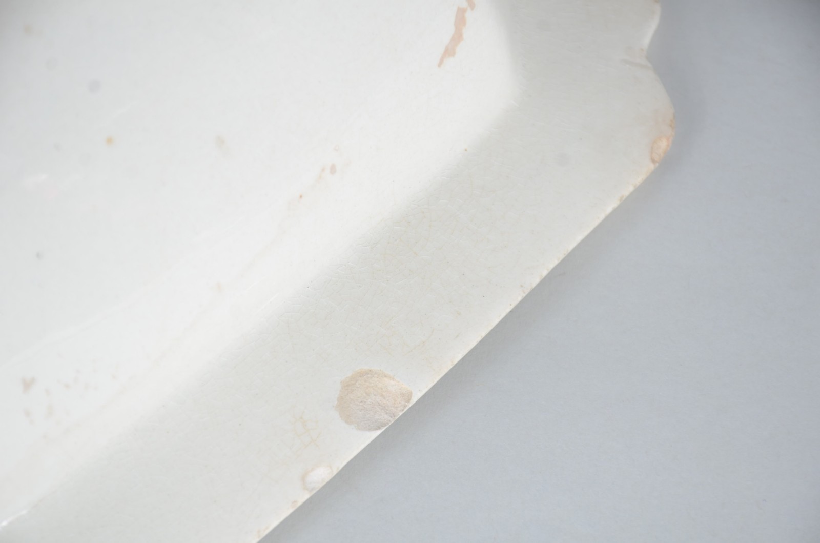 Diversas peças, sendo: conjunto com 6 xícaras com pires de porcelana... - foto 10 de 11