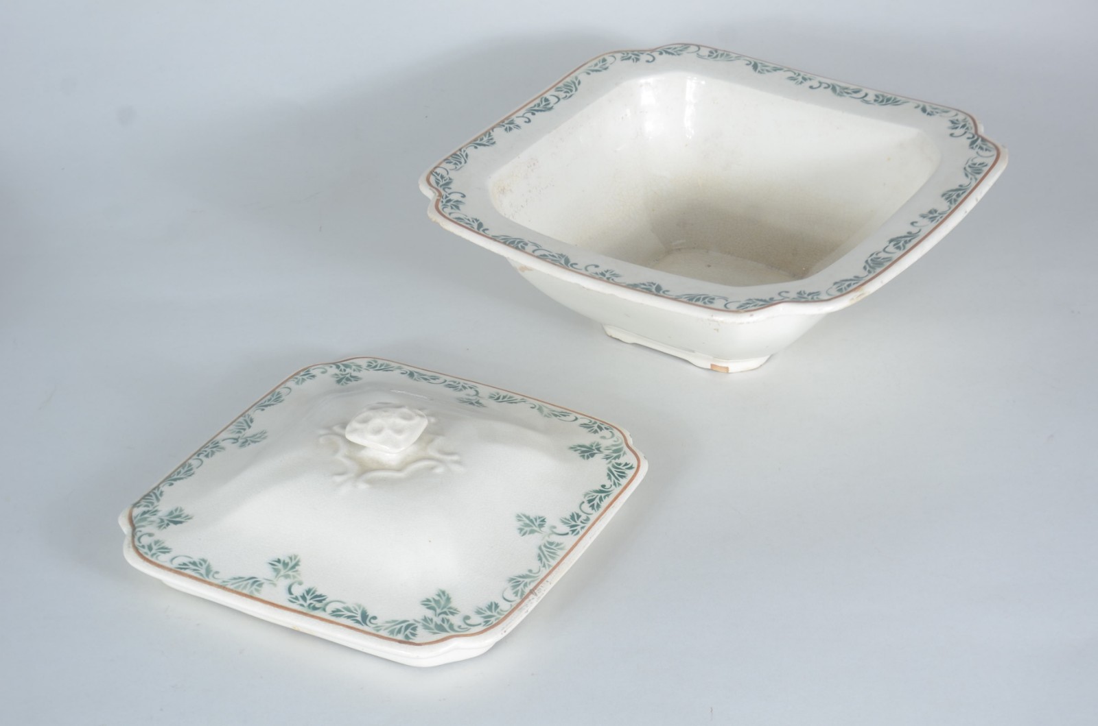 Diversas peças, sendo: conjunto com 6 xícaras com pires de porcelana... - foto 11 de 11