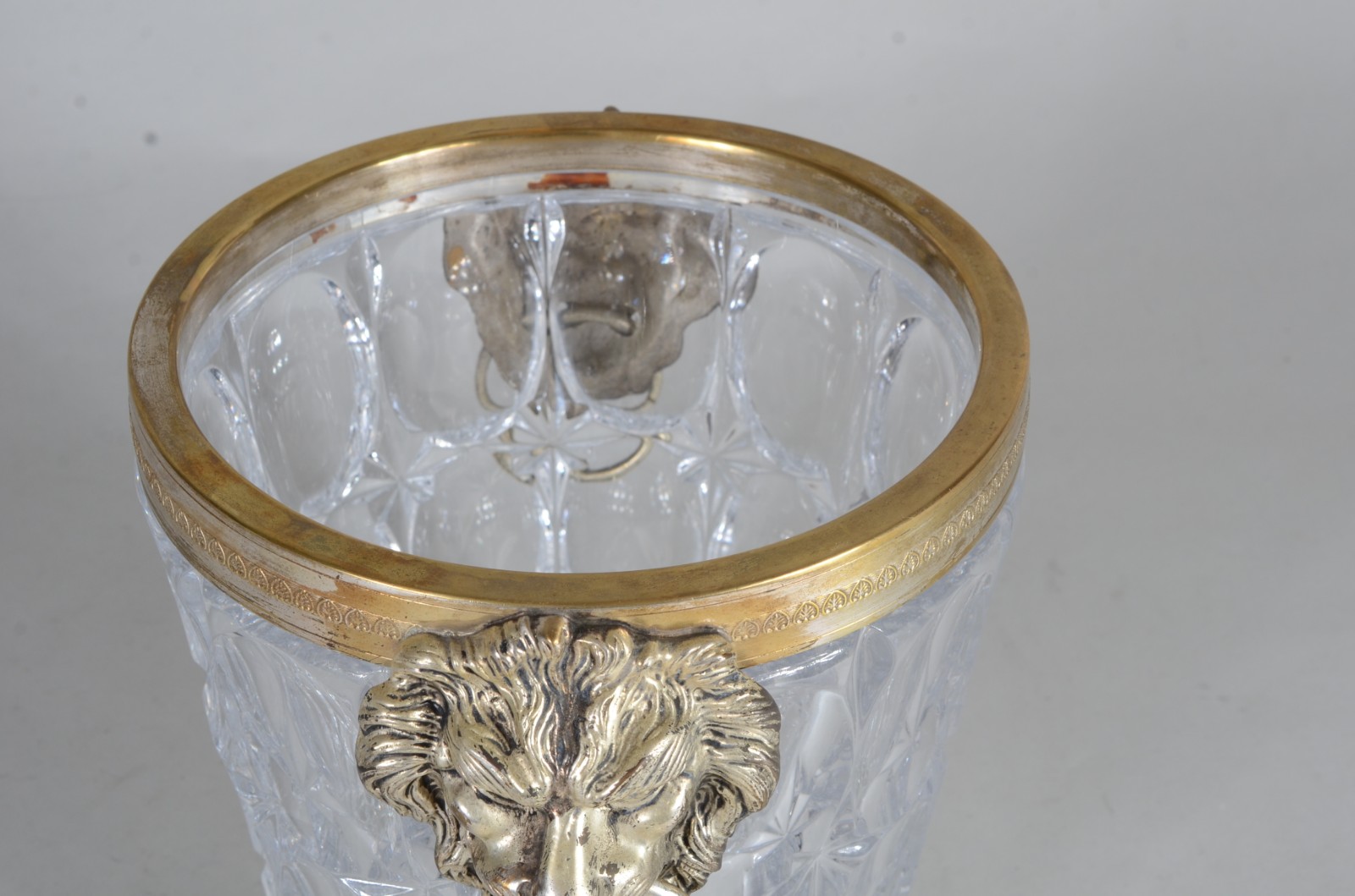 Wine cooler de cristal lapidado com borda de metal. Com desgastes. - foto 5 de 8