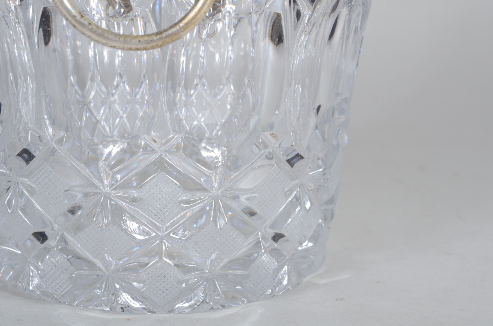 Wine cooler de cristal lapidado com borda de metal. Com desgastes. - foto 8 de 8