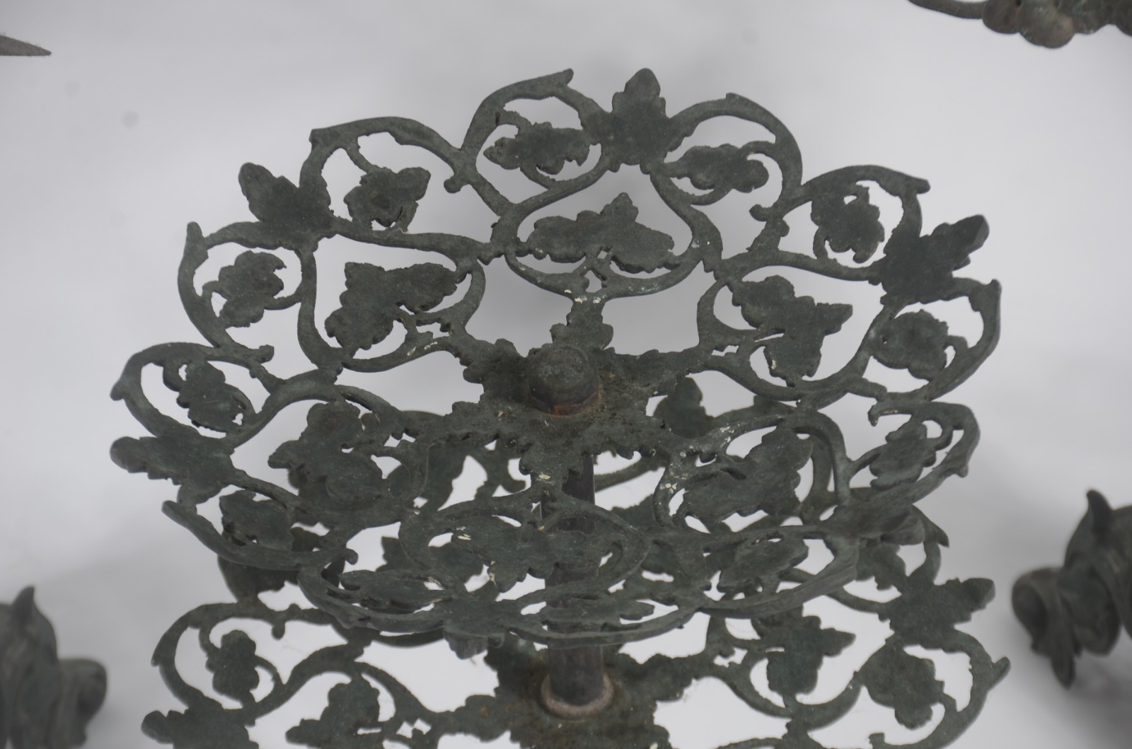 Três peças de metal, sendo: par de luminárias para 7 velas cada... - foto 2 de 9