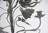 Três peças de metal, sendo: par de luminárias p... - Três peças de metal, sendo: par de luminárias para 7 velas cada, decoradas com pequenos cachos de uvas e folhas de parreira, e fruteira com dois...