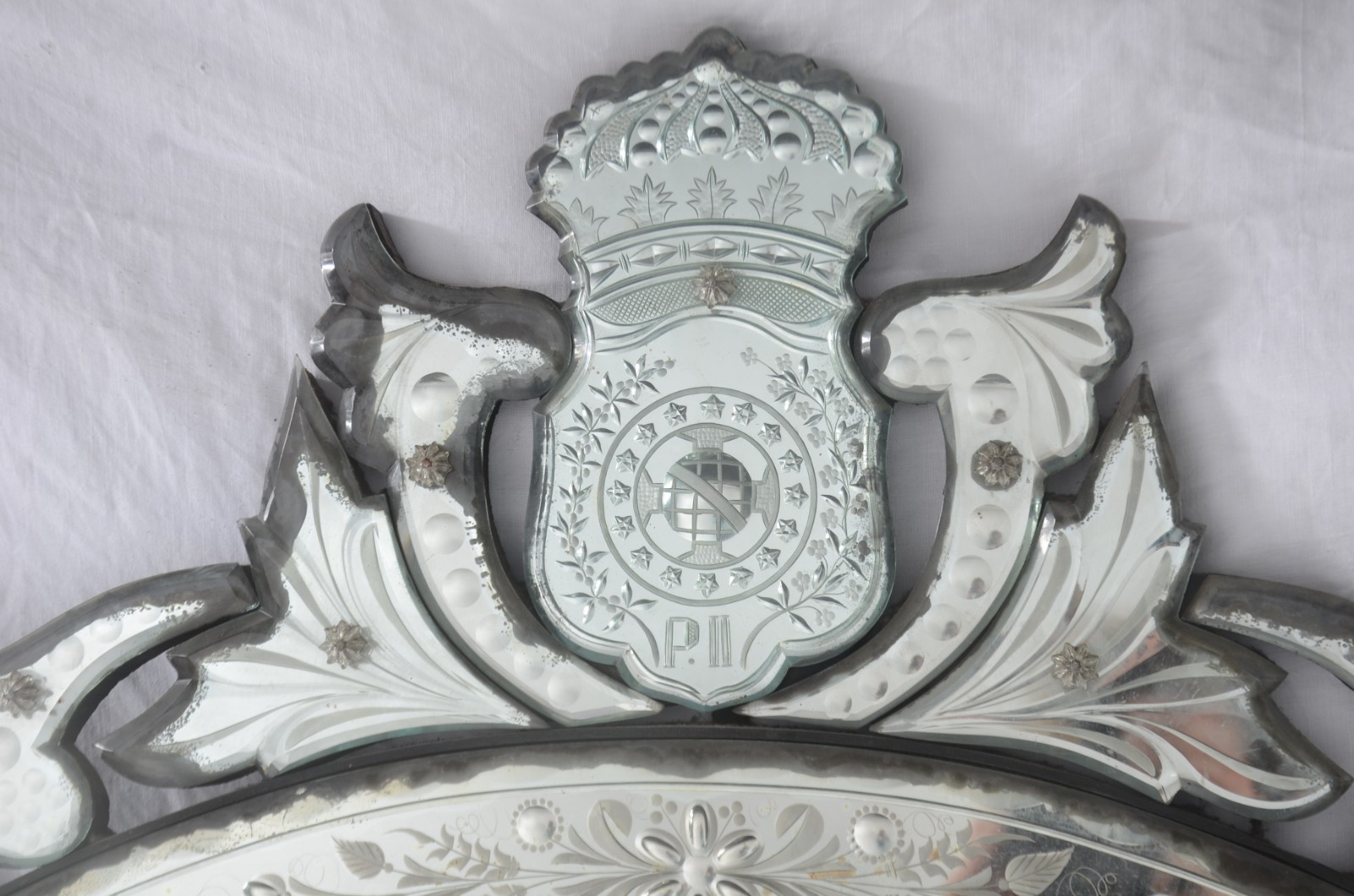Espelho Veneziano com brasão coroado no topo, desgastes. - foto 5 de 6
