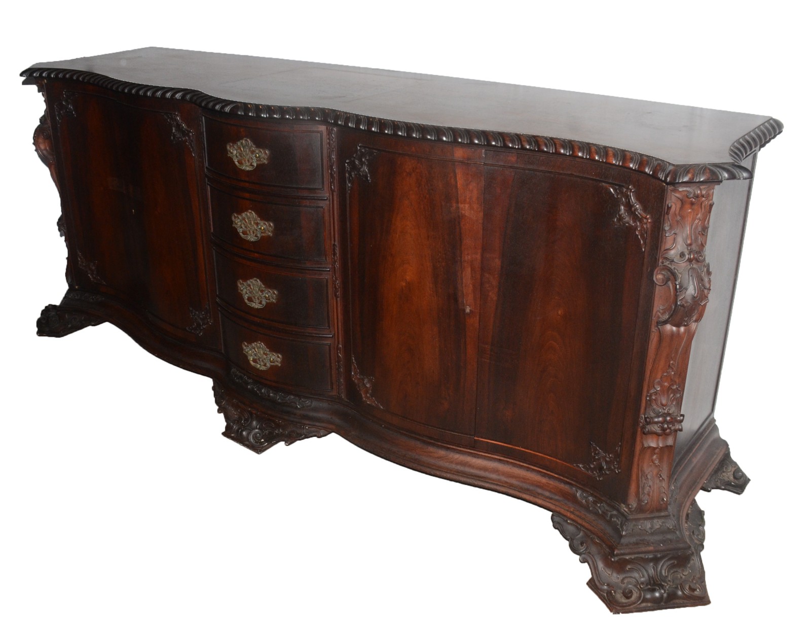 Grande buffet de madeira nobre, quatro gavetas centrais e duas portas... - foto 1 de 8