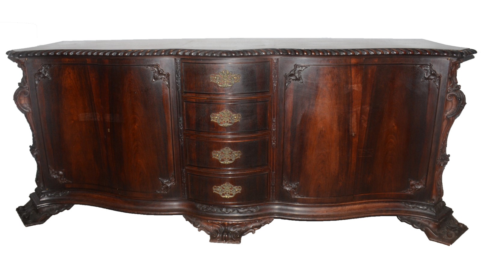 Grande buffet de madeira nobre, quatro gavetas centrais e duas portas... - foto 2 de 8