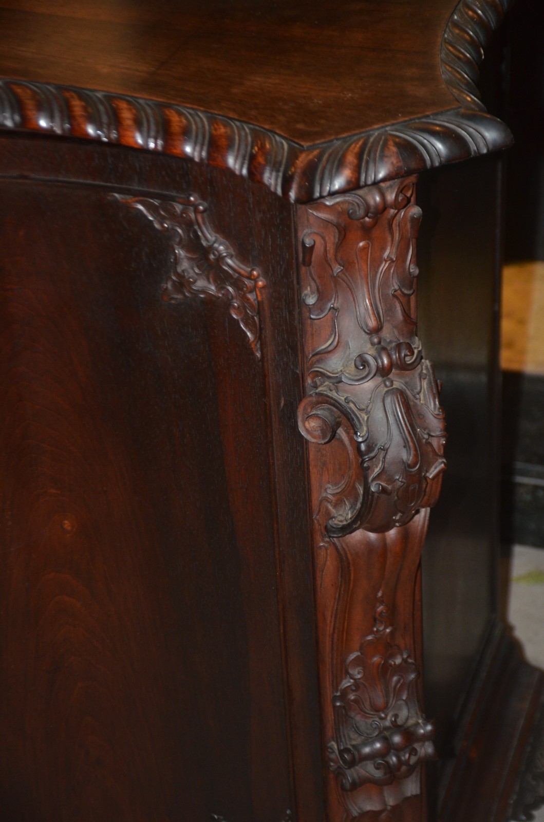Grande buffet de madeira nobre, quatro gavetas centrais e duas portas... - foto 6 de 8