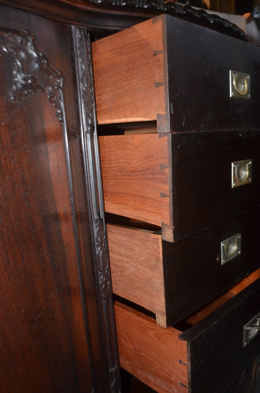 Grande buffet de madeira nobre, quatro gavetas centrais e duas portas... - foto 7 de 8