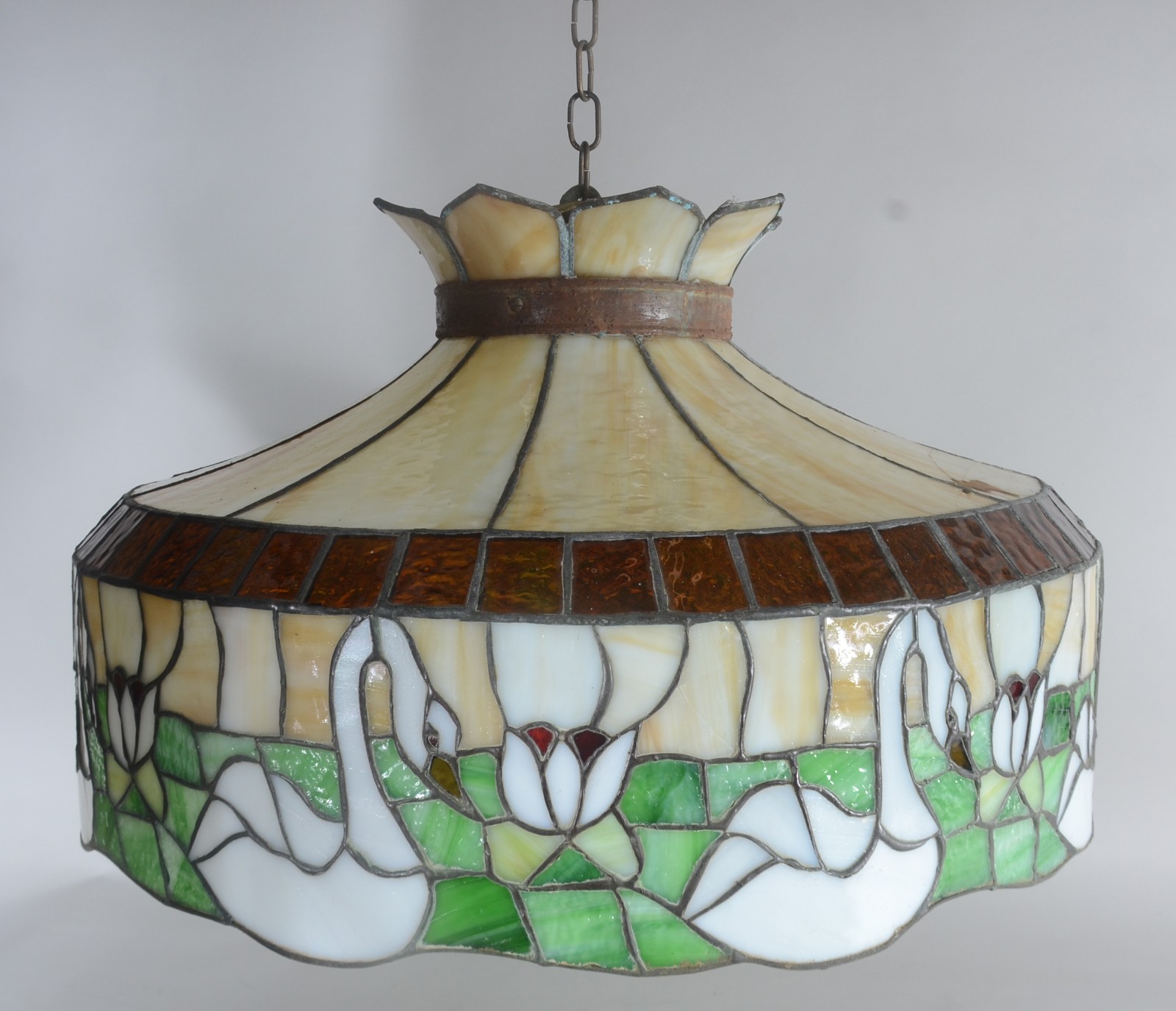 Grande e vistosa luminária estilo Tiffany com placas de vidro... - foto 1 de 7