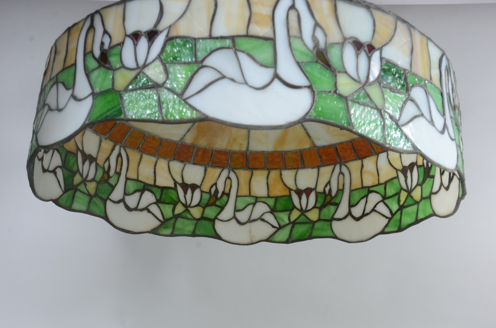 Grande e vistosa luminária estilo Tiffany com placas de vidro... - foto 3 de 7