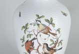 HEREND,  - Vaso de porcelana húngara Herend com pássaros em policromia.