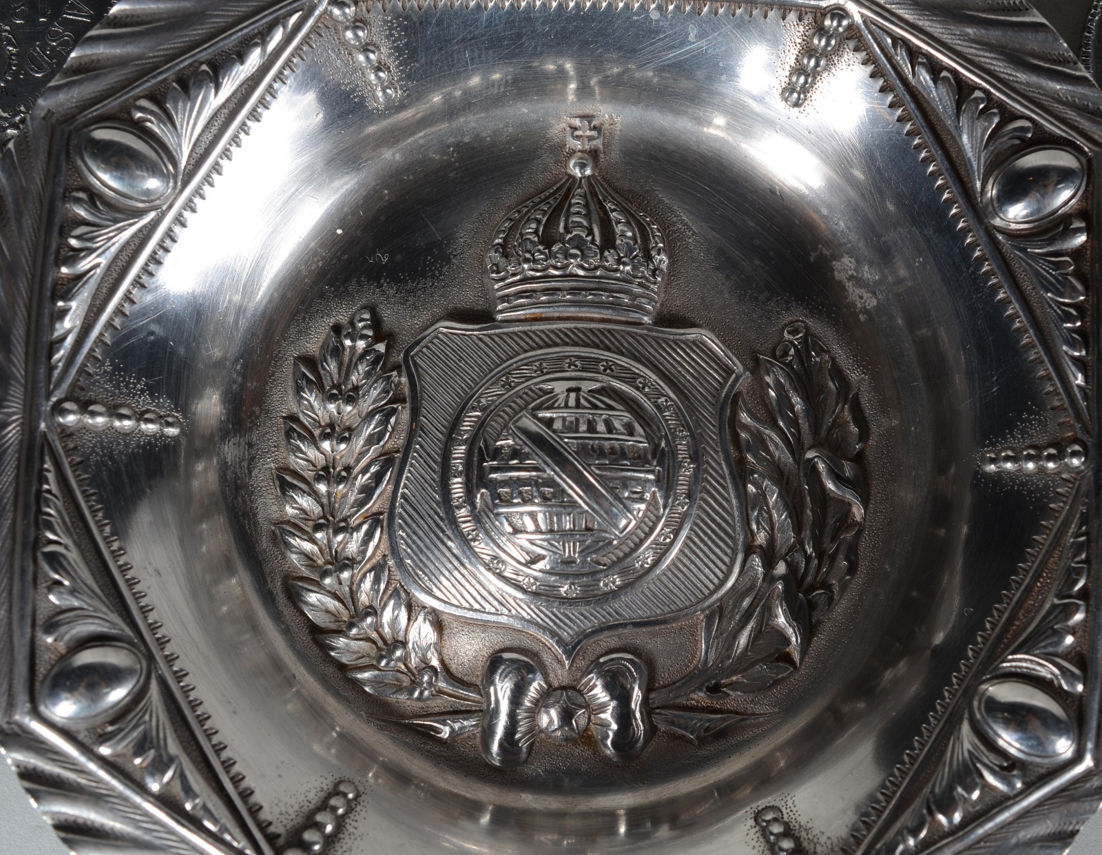 Cinzeiro de prata de lei para braço de sofá com brasão do Império e... - foto 4 de 10