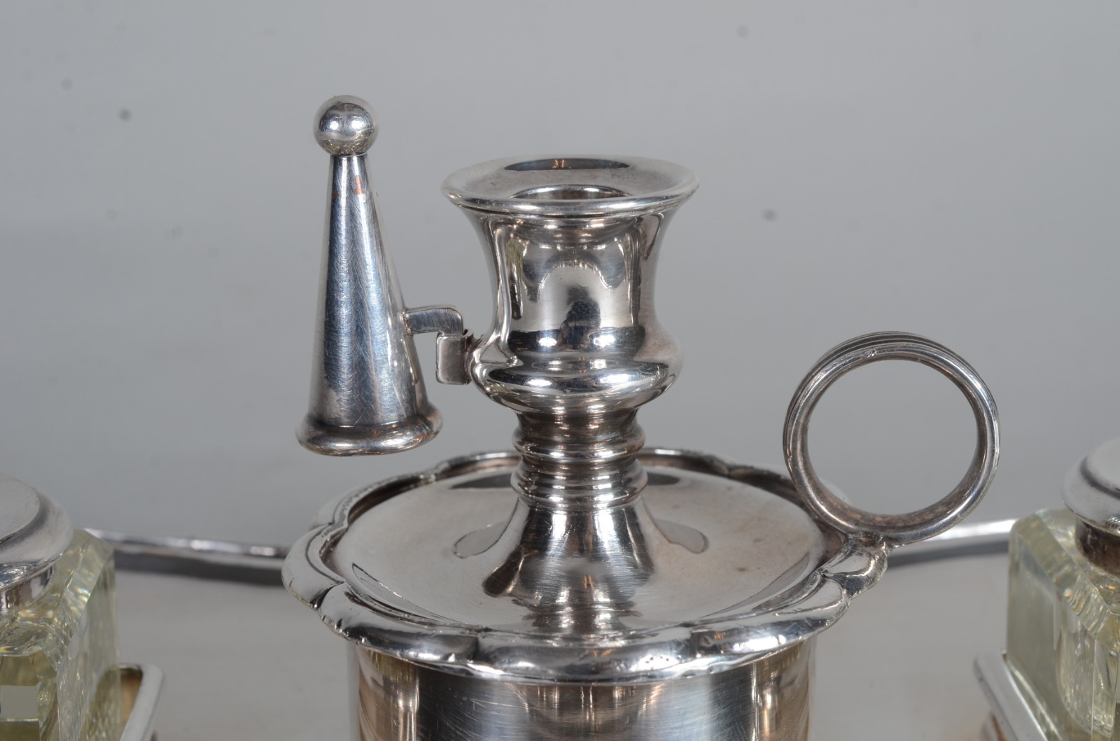 Escrivaninha em metal branco, de provável procedência inglesa. Sem... - foto 7 de 11