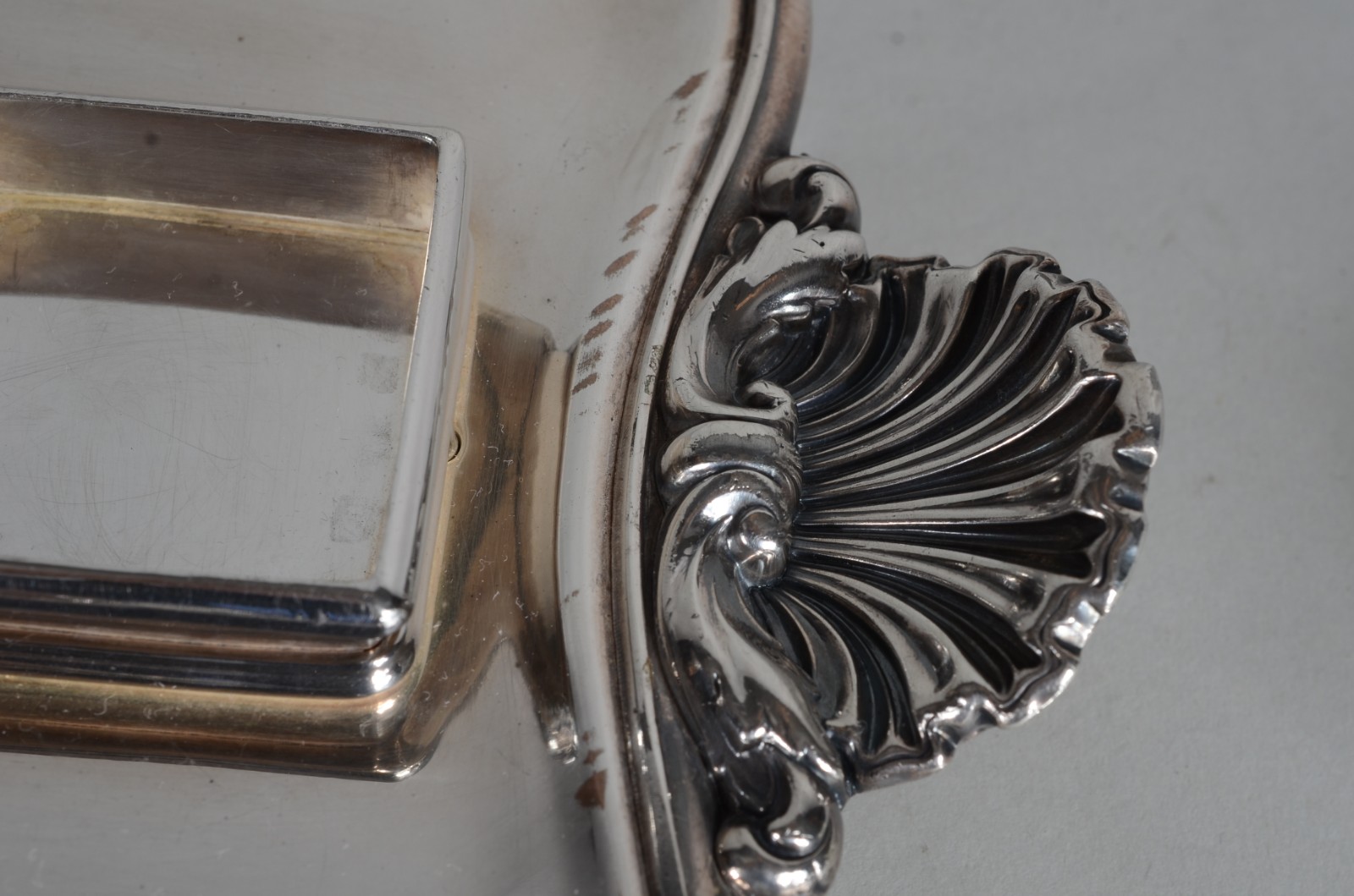 Escrivaninha em metal branco, de provável procedência inglesa. Sem... - foto 10 de 11