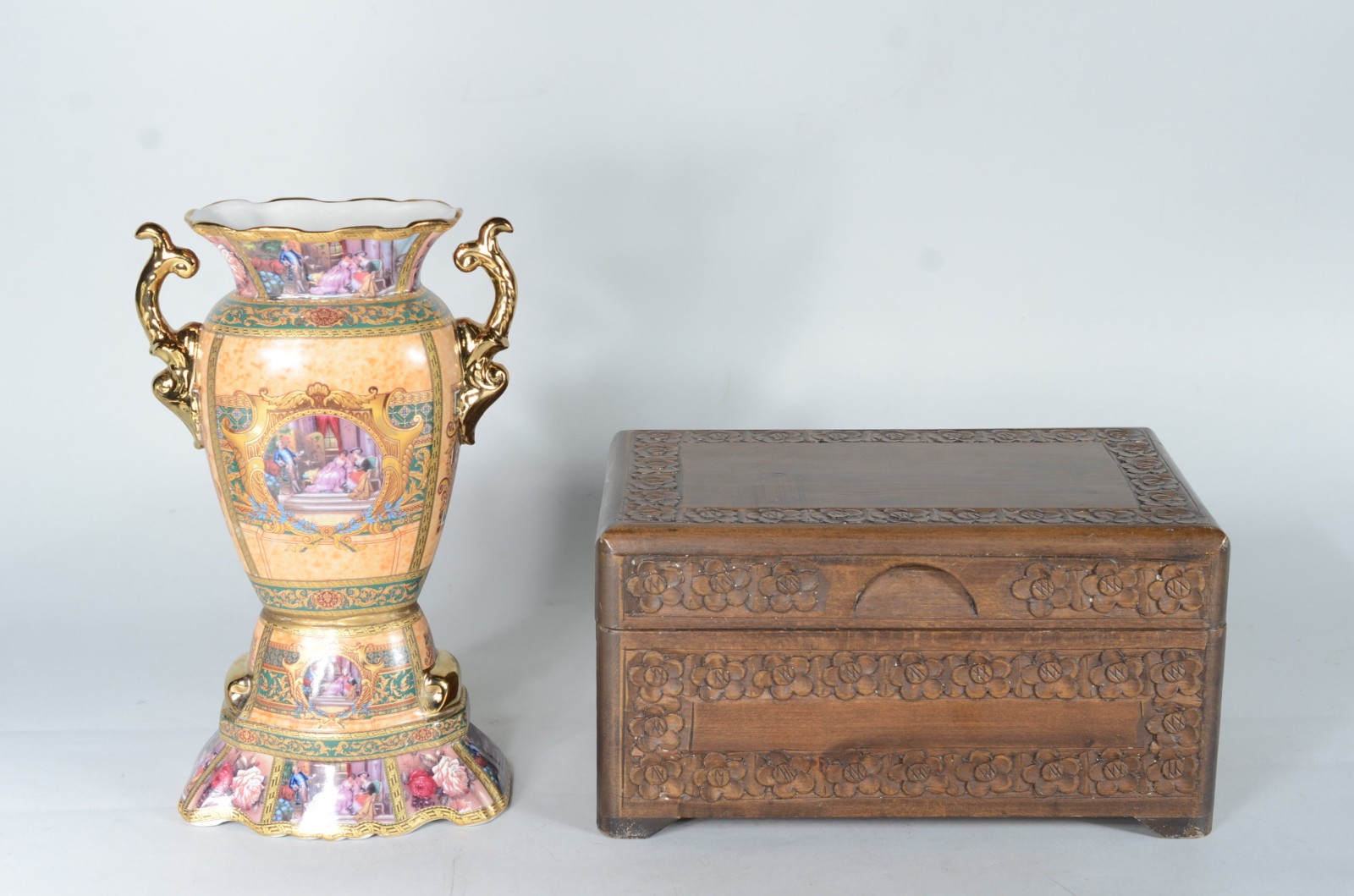 Duas peças, sendo: caixa de madeira entalhada e ânfora de porcelana... - foto 1 de 3