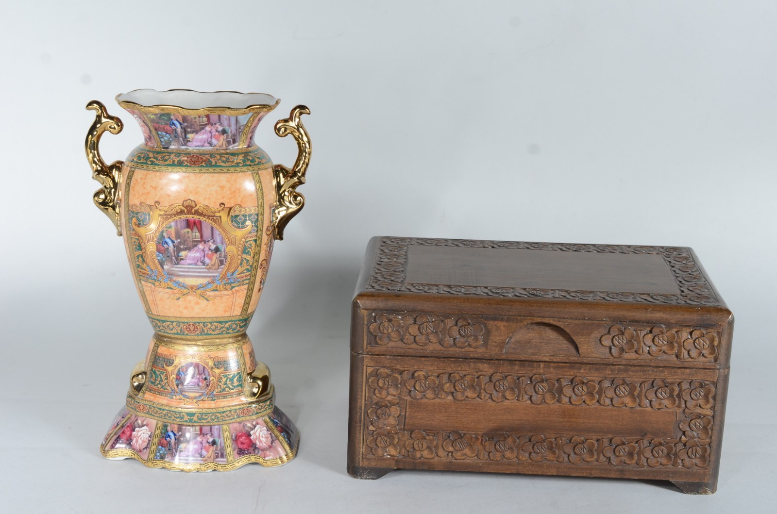 Duas peças, sendo: caixa de madeira entalhada e ânfora de porcelana... - foto 2 de 3